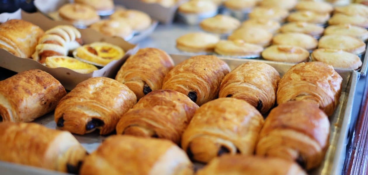 close up photography of baked treats on tray